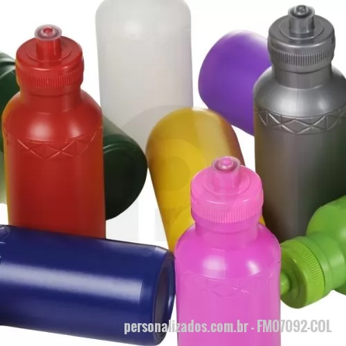 Squeeze plástico personalizado - Descrição: Squeeze 500ml plástico livre de BPA, possui detalhe em relevo na parte superior e tampa rosqueável com bico de silicone. OBS.: PEDIDO MÍNIMO 50 PEÇAS!  Medidas aproximadas para gravação (CxL):  10 cm x 7 cm  Tamanho total aproximado  (CxL):  20 cm x 6,5 cm x 21,9 cm  Peso aproximado (g):  44