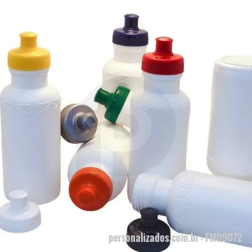 Squeeze plástico personalizado - Descrição: Squeeze 500ml de plástico resistente, possui detalhe em relevo na parte superior e tampa de bico(plástico) rosqueável.  Medidas aproximadas para gravação (CxL):  10 cm x 7 cm  Tamanho total aproximado  (CxL):  20 cm x 6,5 cm x 21,9 cm  Peso aproximado (g):  44