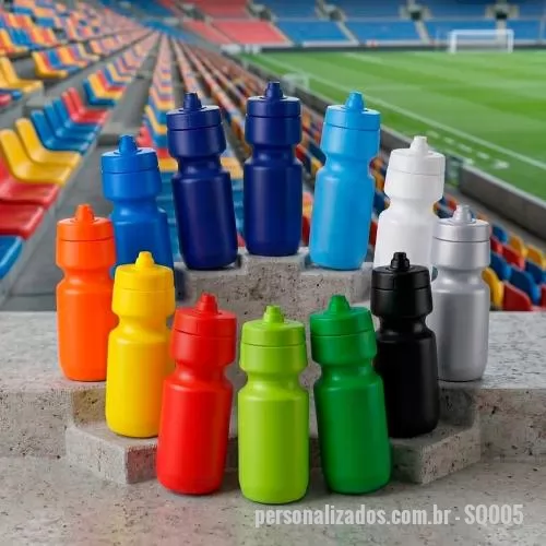 Squeeze plástico personalizado - Squeeze plástico com capacidade de 700 ml, produzido em polietileno, com peso de 65 gramas, altura de 20,5 cm sem tampa e 22,6 cm com tampa, diâmetro da boca de 5,4 cm e base de 7,4 cm, oferecendo excelente proporção para hidratação contínua. Conta c