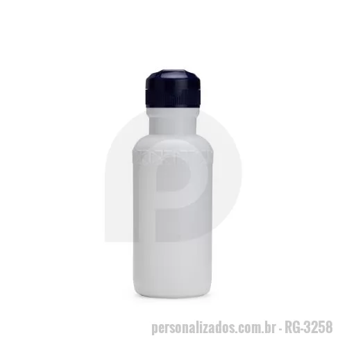 Squeeze plástico personalizado - Este squeeze é uma opção que combina com quem está sempre em movimento. Feito em plástico PEAD e com a capacidade máxima de 500ml, conta com uma tampa rosqueável que traz uma proteção para o bocal e também evita vazamentos. Tudo isso torna o squeeze 