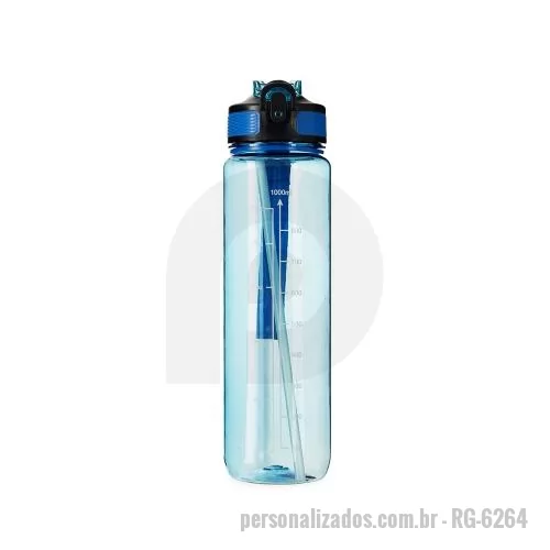 Squeeze plástico personalizado - Squeeze plástico livre de BPA com capacidade máxima de 1,05L e marcação de volume de até 1L. Possui tampa rosqueável com bico flip, tampa protetora, botão de acionamento com trava de segurança. Acompanha canudo interno em plástico e alça para transpo