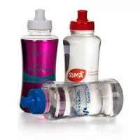 Squeeze ecológico, soprado em PVC, material similar ao PET. Brinde útil, durável de baixo custo, com boa variedade de cores e área nobre para a impressão da logomarca de empresas. Essa garrafa possui capacidade de 550 ml