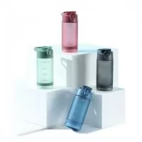 Squeeze plástico com capacidade de 550ml. Possui tampa rosqueável com bico de canudo, tampa protetora e botão de acionamento. Squeeze com acabamento fosco, detalhe emborrachado na parte inferior e alça para transporte.