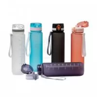 Squeeze garrafa plástica personalizada com acabamento capacidade de 1 litro. Possui medição de Oz/Ml lateral, tampa de acionamento automático e trava de segurança. Acompanha alça em cordão de nylon.