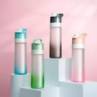 Squeeze bicolor plástico com borrifador e capacidade de 650ml. Contém tampa rosqueável com trava de segurança para o bocal, alça para transporte e alavanca para acionamento do borrifador.