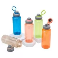 Grande na capacidade e compacta no design, nosso squeeze de 1 litro é a escolha certa para quem busca um produto resistente e prático para os dias de hidratação. Feita em plástico, ela se adapta ao seu ritmo, seja na academia, no parque ou no trabalho. Além disso, sua tampa é rosqueável e vem com uma proteção para o bocal e alça flexível, sendo uma verdadeira aliada na correria do dia.