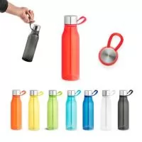 Squeeze em rPET 100% reciclado com alça de silicone para facilitar o transporte. Tampa em PP e aço inox com isolante em silicone. Capacidade até 590 mL. Caixa branca 94651 vendida opcionalmente. Certificação EU Food Grade. ø66 x 230 mm