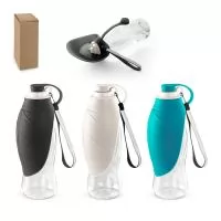 Squeeze para PET em PP e silicone. Idealizada para levar nos passeios com o seu animal de estimação para que ele se possa refrescar em qualquer lugar. Capacidade de 580 mL. Fornecido em caixa presente de papel kraft reciclado. 230 x 80 mm
