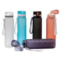 Squeeze plástico com capacidade para até 1 litro. Possui tampa rosqueável com tampa protetora para bocal com acionamento automático e trava de segurança. Contém alça de nylon para transporte.