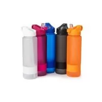 Squeeze plástico com capacidade de 900 ml com acabamento fosco e detalhe emborrachado na parte inferior. Possui tampa rosqueável com alça integrada e bico de canudo com tampa protetora. Acompanha canudo. Altura : 28 cm Largura : 7,5 cm Circunferência