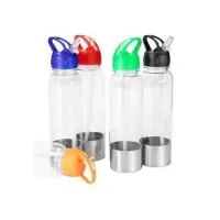 Nossa squeeze combina a leveza e a resistência do plástico com a durabilidade e o toque estético de uma base metálica. Com tampa rosqueável e bico prático, ela ainda acompanha um canudo para facilitar a hidratação em qualquer momento, sem derramament