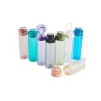 Squeeze plástico com capacidade de 700ml, possui tampa rosqueável com botão de acionamento, trava de segurança e alça para transporte.