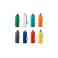 Squeeze em rPET 100% reciclado e tampa em aço inox, com pega em corda para facilitar o transporte. Capacidade até 580 ml. Certificação EU Food Grade. ø65 x 210 mm