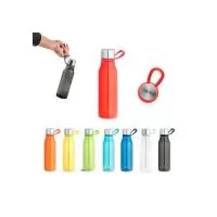 Squeeze produzido a partir de plástico reciclado, rPET. Com alça de silicone para facilitar o transporte. Tampa em PP e aço inox com isolante em silicone.