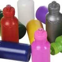 Descrição: Squeeze 500ml plástico livre de BPA, possui detalhe em relevo na parte superior e tampa rosqueável com bico de silicone. OBS.: PEDIDO MÍNIMO 50 PEÇAS!  Medidas aproximadas para gravação (CxL):  10 cm x 7 cm  Tamanho total aproximado  (CxL):  20 cm x 6,5 cm x 21,9 cm  Peso aproximado (g):  44