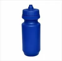 Squeeze plástico com capacidade de 500 ml, produzido em polietileno, com peso de 60 gramas, altura de 17,7 cm sem tampa e 19,8 cm com tampa, diâmetro da boca de 5,4 cm e base de 7,4 cm, oferecendo estrutura robusta e prática para uso frequente. Possu
