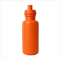 Squeeze plástico com capacidade de 500 ml, fabricado em polietileno, com peso de 43 gramas, altura de 18,0 cm sem tampa e 20,3 cm com tampa, diâmetro da boca de 4,0 cm e base de 7,0 cm, apresentando estrutura leve e resistente para uso diário. Possui