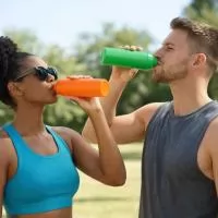 Squeeze plástico com capacidade de 800 ml, produzido em polietileno, com peso de 80 gramas, altura de 21,2 cm sem tampa e 23,4 cm com tampa, diâmetro da boca de 5,4 cm e base de 7,5 cm, oferecendo excelente equilíbrio entre volume e ergonomia para us