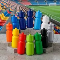 Squeeze plástico com capacidade de 700 ml, produzido em polietileno, com peso de 65 gramas, altura de 20,5 cm sem tampa e 22,6 cm com tampa, diâmetro da boca de 5,4 cm e base de 7,4 cm, oferecendo excelente proporção para hidratação contínua. Conta c