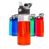 Squeeze 650ml plástico com acionador para abertura. Material plástico transparente, possui tampa rosqueável com alça e botão acionador com proteção plástica para o bico.