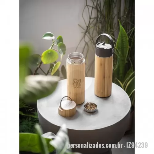 Squeeze térmico personalizado - Squeeze em bambu e aço inox, com parede dupla isolada a vácuo e infusor para chá (térmico). Capacidade até 440 mL. Preserva as bebidas quentes por 8 horas e as bebidas frias por 24 horas. Certificação EU Food Grade. Fornecido em caixa presente de papel kraft. ø70 x 215 mm