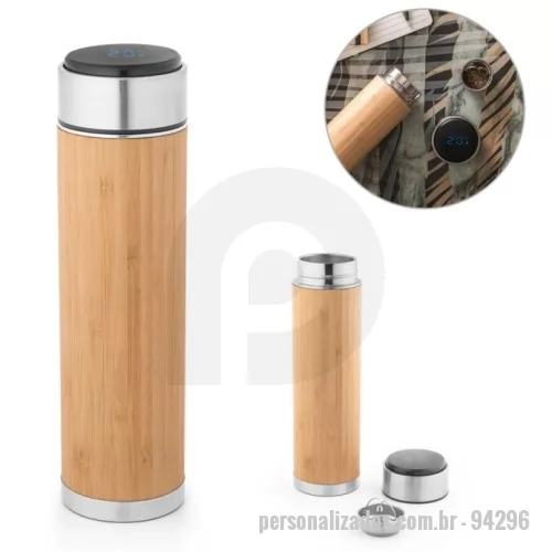 Squeeze térmico personalizado - Garrafa em aço inox e bambu de parede dupla térmica, isolada a vácuo. Capacidade até 430 mL. A tampa contém um termômetro digital que permite saber, a qualquer momento, a temperatura da bebida (pilha inclusa). Incluso infusor para chá. Certificação EU Food Grade. A cor e o resultado da impressão nos materiais naturais pode variar entre produtos. 