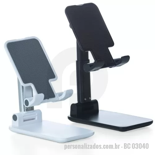 Suporte de Mesa para Celular e Tablet personalizado - Assista seus vídeos, faça chamadas de vídeo e jogue com mais facilidade, a qualquer hora, em qualquer lugar! Produzido em plástico com haste de alumínio, o suporte possui ângulo ajustável e extensão de altura. Seu tapete de silicone antiderrapante garante a estabilidade do eletrônico sem machucar sua traseira. As “canaletas” que também são revestidas de silicone encaixam perfeitamente no eletrônico sem bloquear a visualização da tela, além do espaçamento ideal que permite o carregamento do eletrônico no suporte sem bloquear a visão. Por fim, sua base que também é de silicone antiderrapante, mantém o suporte fixo e estável nas mais variadas superfícies.