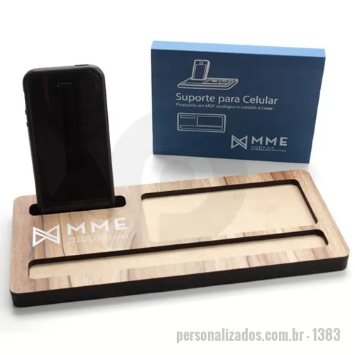 Suporte de Mesa para Celular e Tablet personalizado - Suporte 11 x 26 cm produzido em madeira MDF ecológica com revestimento madeirado com certificação FSC e cortada a laser. A personalização é a 1 cor em silkscreen na cinta e no suporte. O produto é fornecido em plástico shrink. Foto ilustrativa, não acompanha os objetos apresentados na foto..