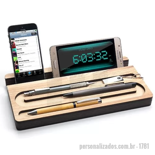 Suporte de Mesa para Celular e Tablet personalizado - Suporte 26 x 12,8 x 2,4 cm produzido em madeira MDF ecológica com revestimento madeirado com certificação FSC e cortada a laser. A personalização é a 1 cor em silkscreen na cinta e no suporte. O produto é fornecido em plástico shrink. Foto ilustrativa, não acompanha os objetos apresentados na foto..