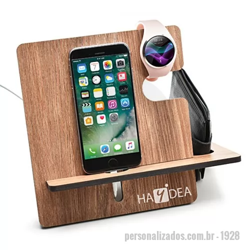 Suporte de Mesa para Celular e Tablet personalizado - Produto produzido em madeira MDF ecológica, pode ser utilizado com todos tipos de celulares. Formato montado 22,7 x 20 x 11 cm. O formato descmontado é 18 x 21,5 x 1,2 cm. Personalização em silkscreen 1 cor. Produto fornecido em plástico Shrink.