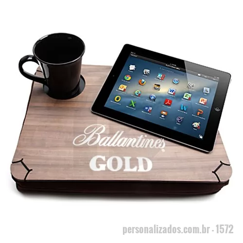Suporte Ecológico para Notebook personalizado - Suporte em MDF madeirado com certificação FSC, com corte a laser. Inclui berço para copo. Almofada em tecido oxford preto com enchimento de espuma em bloco. Não utilizamos enchimento com espuma flocada. Formato 38 x 29 cm.