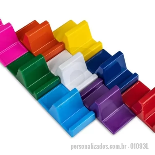 Suporte para celular personalizado - Assista a vídeos e participe de reuniões com mais praticidade, sem precisar segurar o celular. Feito em plástico resistente, esse suporte é a solução perfeita para quem precisa manter as mãos livres. Basta um apoio plano para utilizá-lo, tornando o d