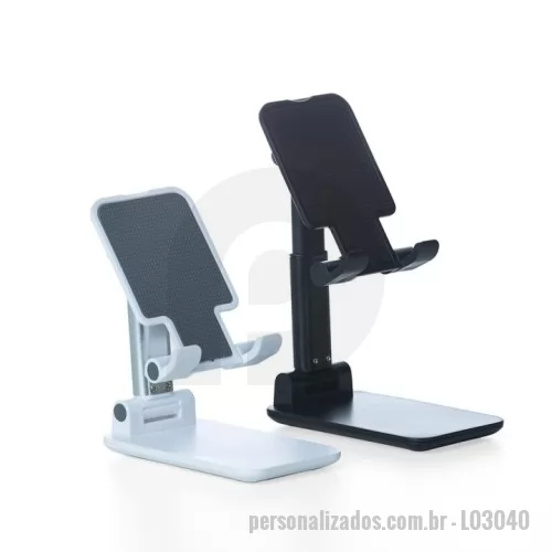 Suporte para celular personalizado - Descrição: Assista seus vídeos, faça chamadas de vídeo e jogue com mais facilidade, a qualquer hora, em qualquer lugar! Produzido em plástico com haste de alumínio, o suporte possui ângulo ajustável e extensão de altura. Seu tapete de silicone antiderrapante garante a estabilidade do eletrônico sem machucar sua traseira. As “canaletas” que também são revestidas de silicone encaixam perfeitamente no eletrônico sem bloquear a visualização da tela, além do espaçamento ideal que permite o carregamento do eletrônico no suporte sem bloquear a visão. Por fim, sua base que também é de silicone antiderrapante, mantém o suporte fixo e estável nas mais variadas superfícies.  Altura :  11 cm  Largura :  6,6 cm  Espessura :  2,8 cm
