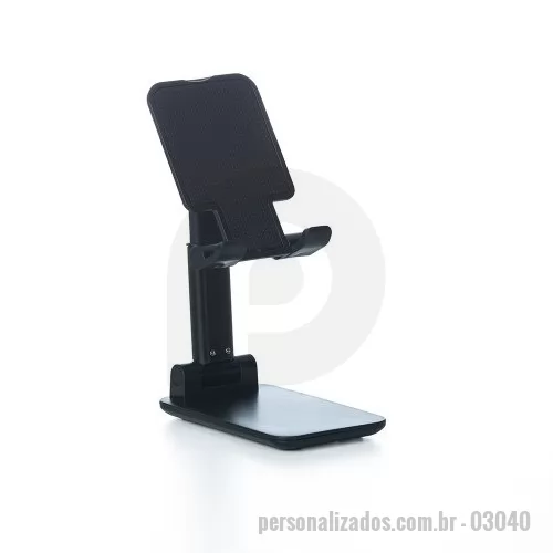 Suporte para celular personalizado - Assista seus vídeos, faça chamadas de vídeo e jogue com mais facilidade, a qualquer hora, em qualquer lugar! Produzido em plástico com haste de alumínio, o suporte possui ângulo ajustável e extensão de altura. Seu tapete de silicone antiderrapante garante a estabilidade do eletrônico sem machucar sua traseira. As ?canaletas? que também são revestidas de silicone encaixam perfeitamente no eletrônico sem bloquear a visualização da tela, além do espaçamento ideal que permite o carregamento do eletrônico no suporte sem bloquear a visão. Por fim, sua base que também é de silicone antiderrapante, mantém o suporte fixo e estável nas mais variadas superfícies.  Altura: 11 cm Largura: 6,6 cm Espessura: 2,8 cm Medidas aproximadas para gravação: (CxL): 8 cm x 6,3 cm Material: Plástico ABS Altura - aberto: 15,5 cm