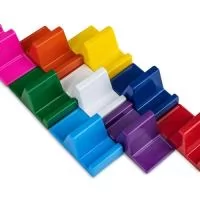 Assista a vídeos e participe de reuniões com mais praticidade, sem precisar segurar o celular. Feito em plástico resistente, esse suporte é a solução perfeita para quem precisa manter as mãos livres. Basta um apoio plano para utilizá-lo, tornando o dia a dia mais fácil.  Altura: 2,8 cm Largura: 3,5 cm Comprimento: 5,9 cm