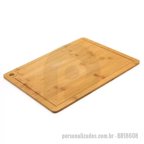 Tábua para carne de madeira personalizada - ábua de corte com canaleta e acesso para gancho. Altura :  40 cm  Largura :  30 cm  Espessura :  1 cm  Medidas aproximadas para gravação (CxL):  33 cm x 25 cm  Peso aproximado (g):  724