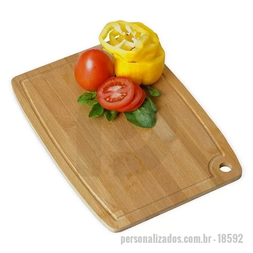 Tábua para carne de madeira personalizada - Tábua de corte com canaleta e acesso para gancho.  Material: Bambu  Comprimento: 33 cm  Largura: 24 cm  Espessura: 1 cm