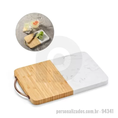Tábua para carne de madeira personalizada - Tábua de corte em bambu e mármore em formato retangular. Contém pega metálica que facilita transporte e arrumação. Fornecido em caixa presente em papel kraft reciclado. Certificação EU Food Grade. A cor e o resultado da impressão nos materiais naturais pode variar entre produtos. 300 x 200 x 20 mm (sem pega)