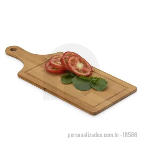 Tábua para carne de madeira personalizada - Descrição: Tábua de corte com canaleta e acesso para gancho.  Largura :  16 cm  Espessura :  1 cm  Comprimento :  39,7 cm  Medidas aproximadas para gravação (CxL):  11,5 cm x 23,5 cm  Peso aproximado (g):  348