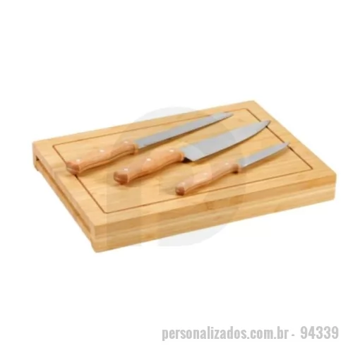 Tábua para carne de madeira personalizada - Conjunto de Tábuas em Bambu com 3 Facas Personalizado: Elegância e Praticidade para Sua Cozinha Apresentamos o Conjunto de Tábuas em Bambu com 3 Facas Personalizado, a combinação perfeita de elegância, praticidade e sustentabilidade para sua cozinha. Ideal para uso diário, como presente ou brinde especial, esse conjunto oferece tudo o que você precisa para preparar seus alimentos com estilo e eficiência.  Características Materiais naturais e sustentáveis: Confeccionado em bambu, um material natural e renovável, esse conjunto de tábuas contribui para a redução do impacto ambiental. Design elegante e funcional: Composto por duas tábuas: a tábua exterior e a tábua interior, que assume duas funcionalidades – um compartimento para três facas inclusas (faca de legumes, faca de pão, faca de cozinha) e como tábua de corte. Facas de alta qualidade: Conjunto com 3 facas inclusas, ideais para diferentes tipos de corte. Praticidade: A tábua interior funciona como um compartimento para as facas, fa