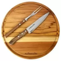 Kit com tábua para churrasco 35cm diâmetro com canaleta, faca de churrasco e garfo trinchante. Gravação da logo a laser na tábua e na faca. Um presente tradicional, útil e durável, garantindo a visibilidade da sua marca por muitos anos. Acompanha caixa para presente com listras em marrom. Despachamos com frete pago para todo o Brasil.
