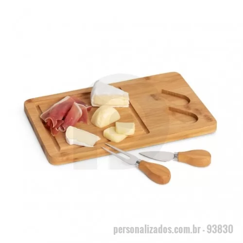 Tábua para frios queijos personalizada - Tábua de queijos em bambu com 2 utensílios em bambu e aço inox. Fornecida em caixa de cartão. Food grade. 310 x 180 x 15 mm | Caixa: 316 x 186 x 25 mm