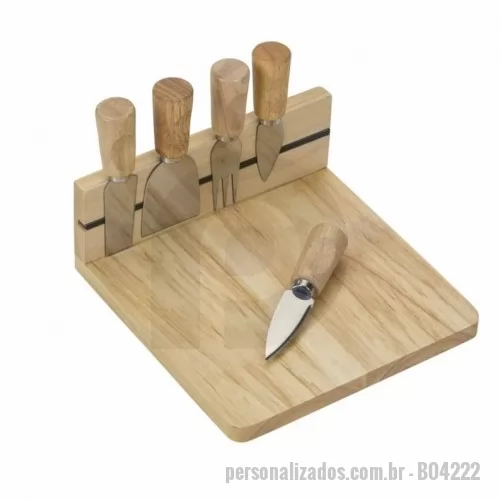 Tábua para frios queijos personalizada - Kit queijo bambu 6 peças, contém: faca reta com ponta, faca com ponta, faca reta, garfo, espátula e tábua de bambu. Há uma linha imãtizada no centro da tábua para posicionar as peças, parte inferior com borrachas antideslizantes.