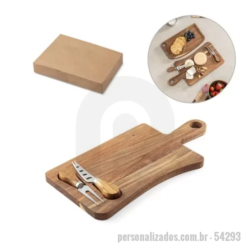 Tábua para frios queijos personalizada - Tábua de queijos em madeira de acácia, proveniente de gestão florestal sustentável, com pega. Incluso 2 utensílios em madeira de acácia e aço inox: uma faca e um garfo, tendo uma ranhura com magnetismo para prender os talheres. Conjugue esta tábua com a Haven II - 54289 - para completar o conjunto. Fornecido em caixa presente em papel kraft reciclado. Certificação EU Food Grade. A cor e o resultado da impressão nos materiais naturais pode variar entre produtos. 363 x 181 x 15 mm
