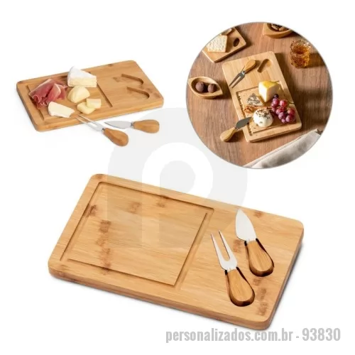 Tábua para frios queijos personalizada - Tábua de queijos em bambu com 2 utensílios em bambu e aço inox. Fornecido em caixa em papel kraft reciclado. Certificação EU Food Grade. A cor e o resultado da impressão nos materiais naturais pode variar entre produtos. 310 x 180 x 15 mm | Caixa: 316 x 186 x 25 mm