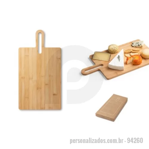 Tábua para frios queijos personalizada - Tábua de servir em bambu com pega, de grande dimensão e de utilização versátil. Fornecido com caixa presente de papel kraft reciclado. Certificação EU Food Grade. A cor e o resultado da impressão nos materiais naturais pode variar entre produtos. 240 x 450 x 12 mm