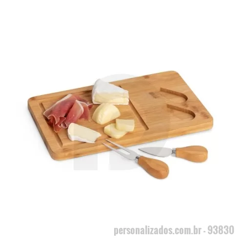 Tábua para frios queijos personalizada - Tábua para frios queijos Personalizada - 93830 - ábua de queijos em bambu com 2 utensílios em bambu e aço inox. Fornecido em caixa em papel kraft reciclado. Certificação EU Food Grade. A cor e o resultado da impressão nos materiais naturais pode variar entre produtos. 310 x 180 x 15 mm | Caixa: 316 x 186 x 25 mm - 176707 - Tábua para frios queijos