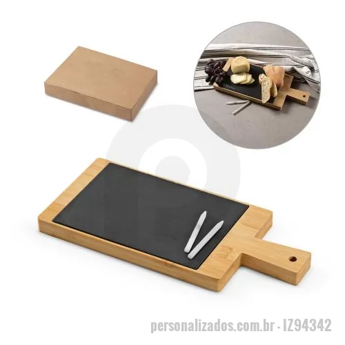 Tábua para frios queijos personalizada - Quadro em bambu com ardósia e 2 gizes inclusos. Contém pega incorporada para facilitar o transporte. Fornecido em caixa presente de papel kraft reciclado. A cor e o resultado da impressão nos materiais naturais pode variar entre produtos. 330 x 150 x