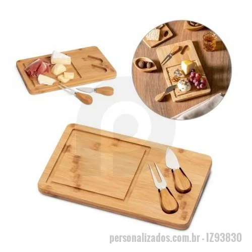 Tábua para frios queijos personalizada - Tábua de queijos em bambu com 2 utensílios em bambu e aço inox. Fornecido em caixa em papel kraft reciclado. Certificação EU Food Grade. A cor e o resultado da impressão nos materiais naturais pode variar entre produtos. 310 x 180 x 15 mm | Caixa: 31