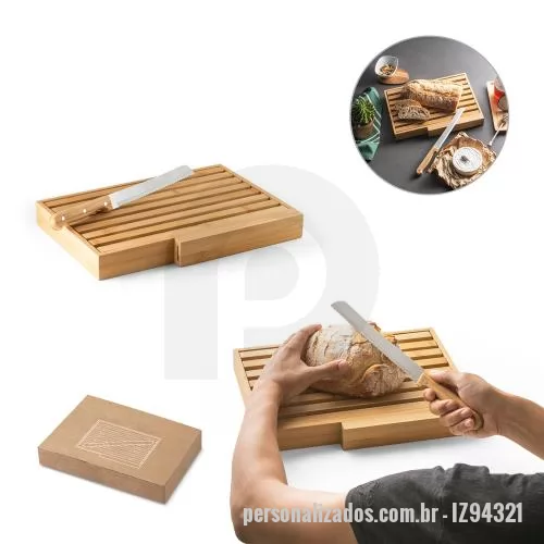 Tábua para pão personalizada - Tábua para pão em bambu com faca em aço inox. Grelha removível para fácil remoção de migalhas. Fornecido em caixa presente de papel kraft reciclado. Certificação EU Food Grade. A cor e o resultado da impressão nos materiais naturais pode variar entre